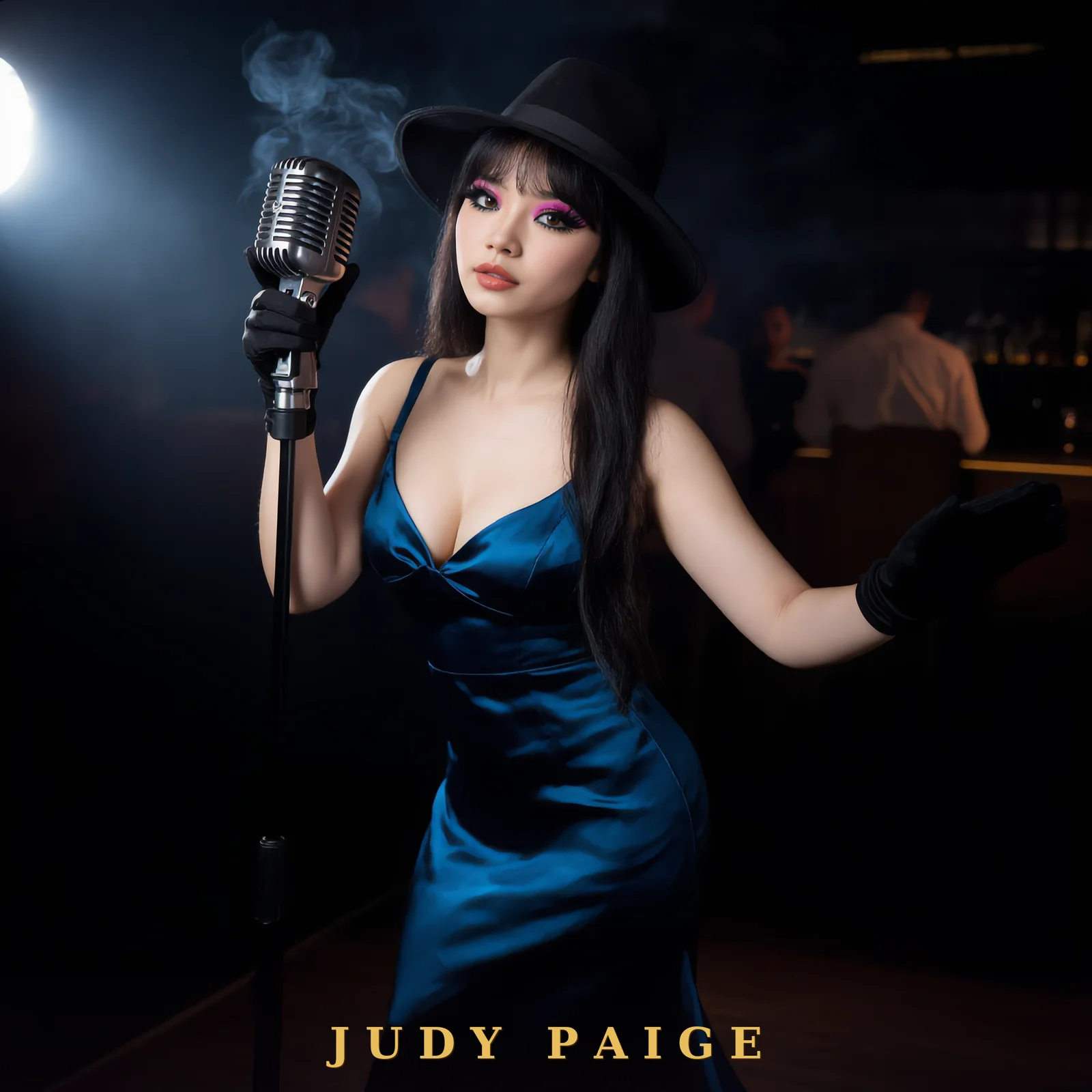 Affiche signée — Judy Paige en robe de satin bleue et chapeau noir dans un club de jazz, signée « JUDY PAIGE » en doré au bas