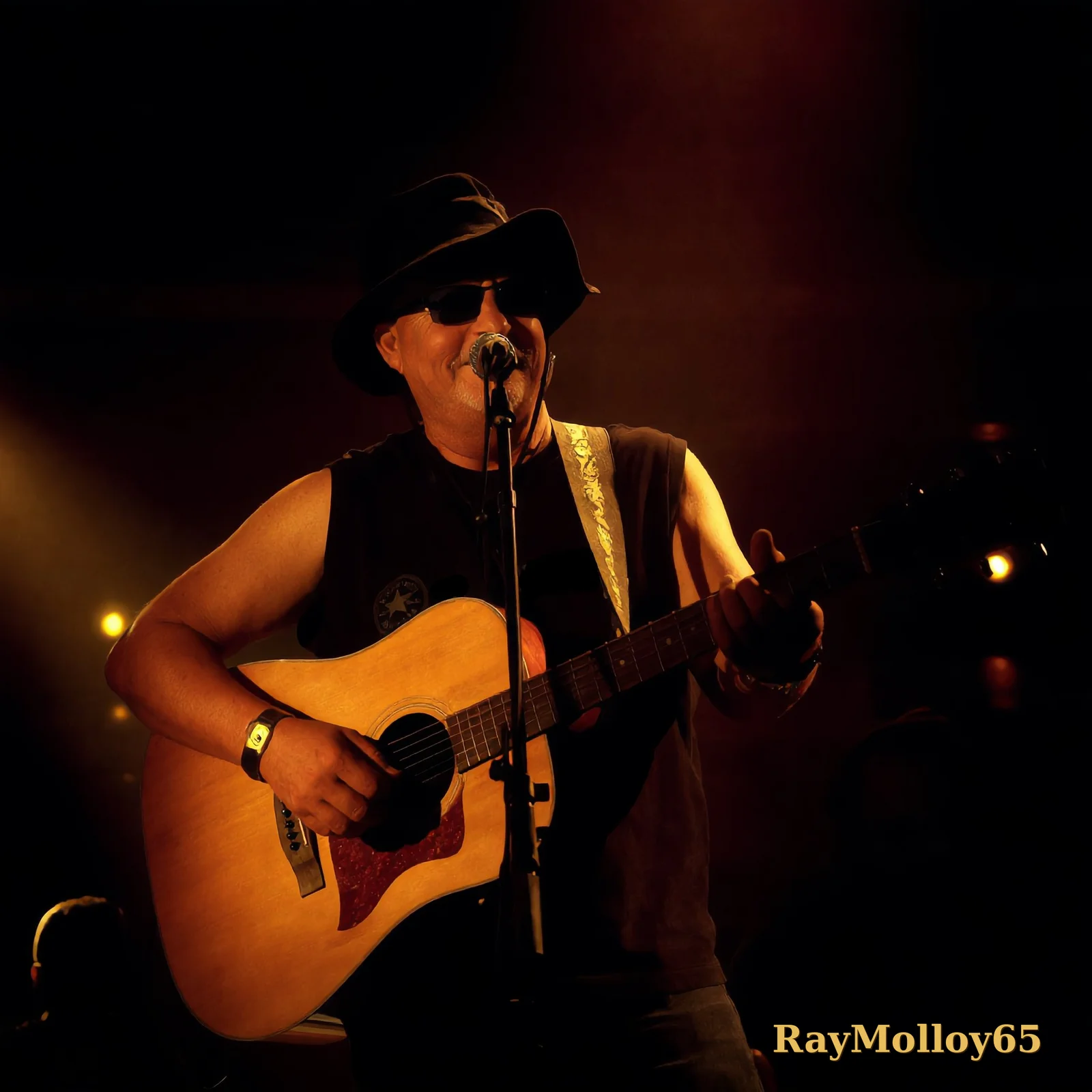 Affiche signée — RayMolloy65 sur scène à la guitare acoustique, chapeau de cowboy, sous la lumière ambrée, signée « RayMolloy65 » en doré en bas à droite