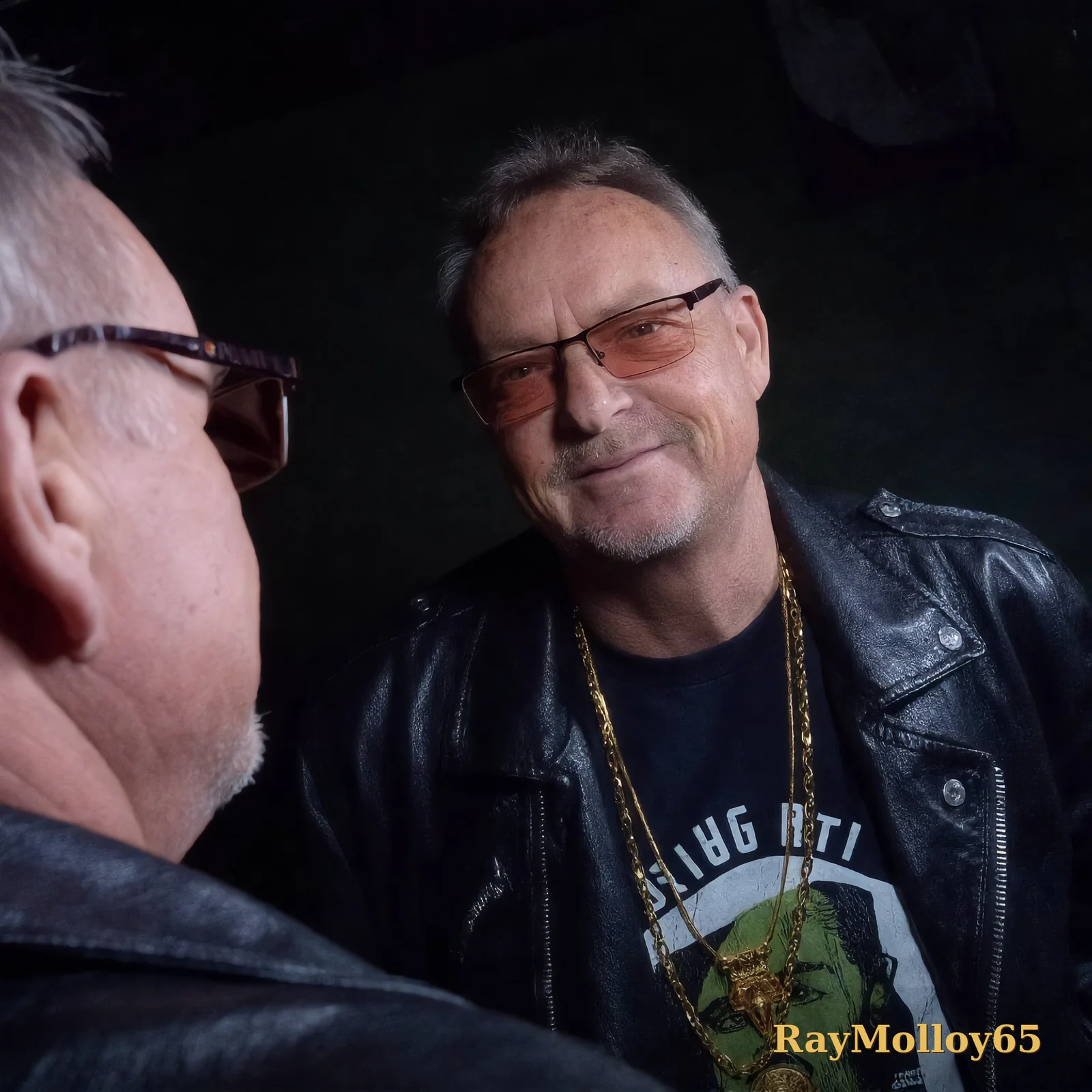 Affiche signée — RayMolloy65 face à son reflet dans le miroir, en cuir et chaînes d'or, signée « RayMolloy65 » en doré en bas à droite