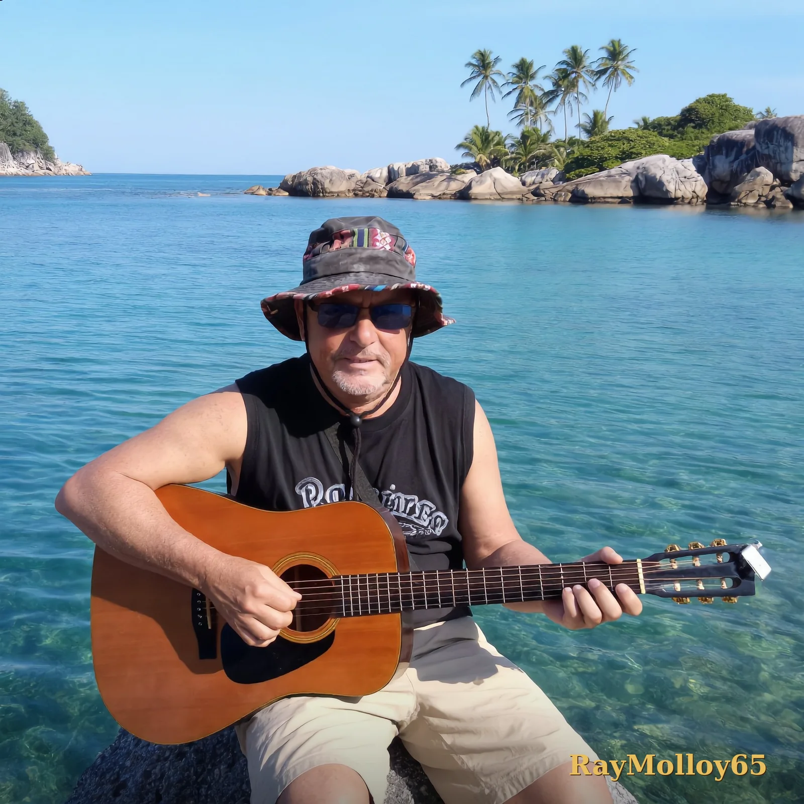 Affiche signée — RayMolloy65 à la guitare au bord de la mer en Thaïlande, les pieds dans l'eau turquoise, signée « RayMolloy65 » en doré en bas à droite